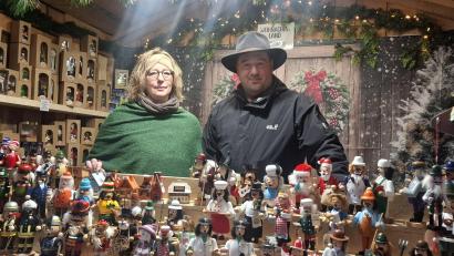 Bild: jua
Erstmals auf dem Weihnachtsmarkt auf Schloss Guteneck und gleich vollauf zufrieden: Kerstin und Johannes Dirschwigl aus Oberkatzbach mit ihren Räuchermännchen.