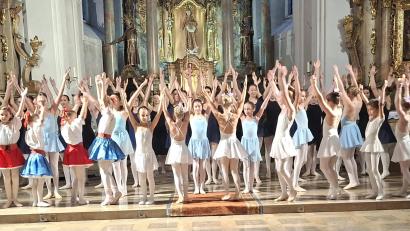 Bild: mas
Über 80 Balletttänzerinnen vom BIS Ballett Weiden begeisterten mit ihren anmutigen Darbietungen in der Felixkirche.