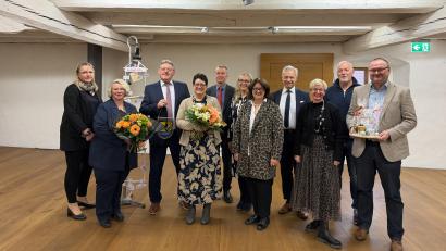 Bild: Stefanie Gradl
Die Vertreter des Elternbeirats und Fördervereins Tanja Schönl und Barbara Streit (von links), Bürgermeister Hans-Martin Schertl, Schulamtsdirektor Gerald Haas, Konrektorin Claudia Neidl, Edith Ruppert-Groher, 2. Bürgermeister Thorsten Grädler, Verbundkoordinatorin Michaela Bergmann, CSU-Fraktionsvorsitzender Peter Lehner und Bürgermeister Uwe König bereiteten der neuen Rektorin Iris Eckert (vorne Mitte) einen herzlichen Empfang.