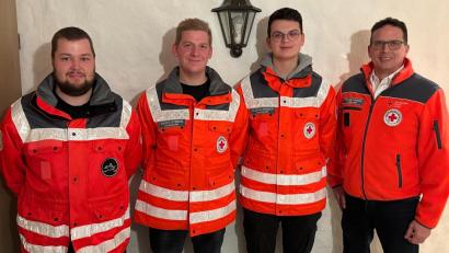 Bild: Erhard Nitzbon
Marco Nitzbon und Florian Renner (Zweiter und Dritter von links) sind die neuen Helfer vor Ort im Standort Birgland-Illschwang. Es gratulieren ihnen Vorsitzender Thomas Renner (rechts) und Tobias Hofmann, der Koordinator für Helfer vor Ort im Kreisverband Amberg-Sulzbach (links). Nicht im Bild ist die neue Ersthelferin Carina Graf.