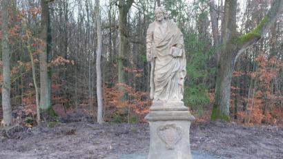 Bild: do
Die Speinsharter bauen auf die Fürsprache des hl. Thaddäus. "Der Apostel für hoffnungslose Fälle wird's scho richten"! Im Rahmen der Aufwertung des Wallfahrtsweges zum Barbaraberg wurde die Sandsteinfigur des Schutzheiligen von der Kreisstraße in die ruhige Flur am Knieholz versetzt.