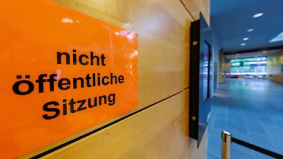 Symbolbild: Daniel Karmann/dpa
"Nicht öffentliche Sitzung" steht auf einem Schild. Stadt- und Gemeinderäte müssen gewisse Themen unter Ausschluss der Öffentlichkeit beraten.