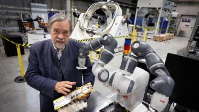 Bild: Karl-Josef Hildenbrand/dpa
Schon vor 20 Jahren schickte Klaus Schilling kleine Satelliten ins All.