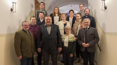 Bild: Susanne Forster
Die Nominierten der CSU Bärnau, darunter Bürgermeisterkandidat Michael Schedl (vorne, Dritter von rechts), Stadträtin Alexandra Morgado (Zweite von rechts) und Stadtrat Georg Sollfrank (Zweiter von links) sowie Bürgermeister Alfred Stier (unten links) und Landrat Roland Grillmeier (unten rechts). Auf dem Bild fehlen Christian Weigl, Johannes Frank, Johann Richtmann, Stefan Braunschläger, Stefan Zwerenz.