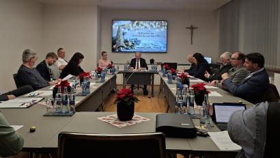 Bild: Hans Prem
In der Jahresabschlusssitzung des Plößberger Marktgemeinderats blickt das Gremium auf die kommunalpolitische Arbeit im vergangenen Jahr zurück. Verschiedene Beauftragte der Gemeinde erstatten ihre Berichte.