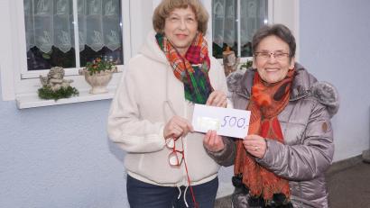 Bild: Franz Völkl
Christa Wildenauer (rechts) übergibt 500 Euro für das Weidener Tierheim an die "Botin" Dagmar Heine.