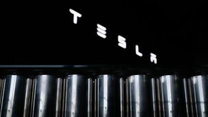 Bild: Sebastian Gollnow/dpa
Der US-Elektroautobauer will Voraussetzungen für eine Produktion von Batteriezellen in Grünheide bei Berlin schaffen.