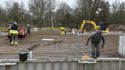 Bild: ge
Auf der Baustelle der neuen Kita wird gerade die Bewehrung für die riesige Bodenplatte installiert.