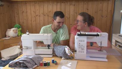 Bild: RTL
Julia und Michael nähen in der aktuellen Folge von "Bauer sucht Frau" gemeinsam ein Stoffschaf.