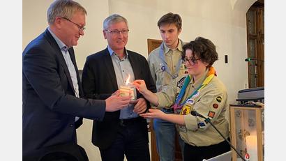 Bild: ass
Bei der Übergabe des Friedenslichts im Amberger Stadtrat (von links): Oberbürgermeister Michael Cerny, Bürgermeister Franz Badura, Lennart Kohl und Sophia Schwab (Pfadfinderschaft St. Georg Ammersricht).