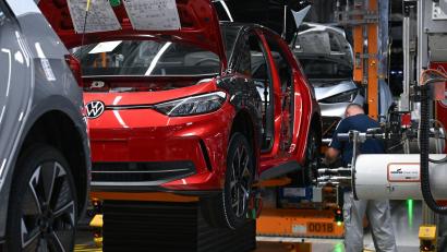 Bild: Hendrik Schmidt/dpa
Die EU-Kommission will die Autoindustrie auch mit Bürokratieabbau entlasten. (Symbolbild)