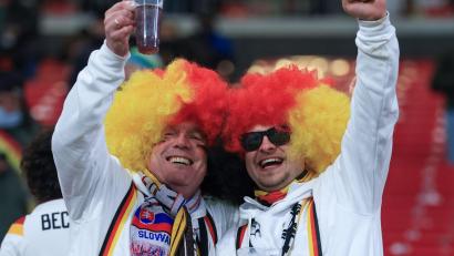 Bild: Jan Woitas/dpa
Hoch die Tassen: Für treue Fans gibt es günstigere Tickets bei der Fußball-WM. (Archivbild).