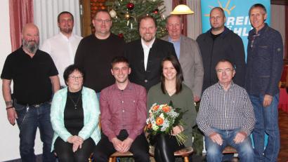 Bild: wro
Das Votum für die Kandidaten, die bei der Kommunalwahl für diie Freien Wähler in Fuchsmühl antreten werden, ist einstimmig. Gäste im Hotel Hackelstein sind Markus Schäffler aus Wiesau (rechts) und Hubert Schicker aus Pechtnersreuth bei Waldsassen (hintere Reihe, Vierter von links).