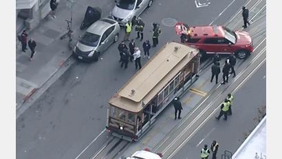 Bild: Uncredited/KGO-TV/AP/dpa
Mehr als ein Dutzend Menschen werden bei dem abrupten Halt verletzt.