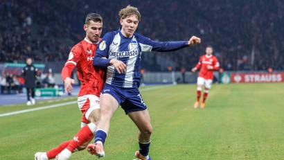 Bild: Andreas Gora/dpa
Kennet Eichhorn (r.) hat bei Hertha BSC mehrere Rekorde aufgestellt. (Archivbild)