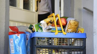 Archivbild: Petra Hartl
Lebensmittel direkt an die Haustüre geliefert: Ein solches Angebot wird es Anfang 2026 für Senioren geben, die im Rehbühl leben, wenig Geld haben und nicht mehr mobil sind. Die Stadt wird infrage kommende Empfänger kontaktieren und hofft auf viele Rückmeldungen.