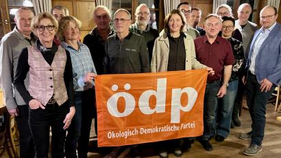 Bild: Klaus Mrasek
Das Foto zeigt die bei Aufstellungsversammlung anwesenden Kandidaten der ÖDP für den Kreistag.
