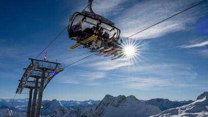 Bild: Peter Kneffel/dpa
An der Zugspitze eröffnete das Skigebiet im November. Die Hauptsaison dort und vielen anderen alpinen Skigebieten beginnt an diesem Wochenende. (Archiv)