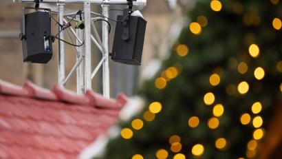 Bild: Michael Reichel/dpa
Der Staatsschutz ermittelt wegen rechtsradikaler Musik auf einem Weihnachtsmarkt. (Archivbild)