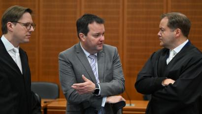 Bild: Arne Dedert/dpa
Im Prozess gegen den ehemaligen DFB-Schatzmeister Stephan Osnabrügge (M) darf ein wichtiger Zeuge momentan noch nicht aussagen.