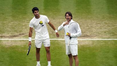 Bild: Andrew Matthews/PA Wire/dpa
Tennisstar Carlos Alcaraz (l) und Trainer Juan Carlos Ferrero beenden ihre erfolgreiche Zusammenarbeit. (Archivbild)