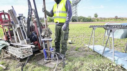 Bild: Wolfgang Geyer
Ein Mitarbeiter entnimmt Bodenproben.