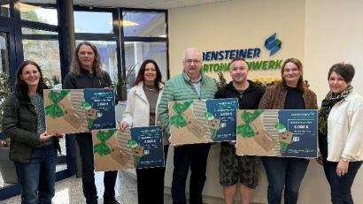 Bild: Liebensteiner Kartonagenwerk
Je 3000 Euro spendete das Liebensteiner Kartonagenwerk an (von links) Margarete Pickert und Matthias Rössle (Ambulante Palliativversorgung Nordoberpfalz), Claudia Grillmeier (Aktion Lichtblicke Tirschenreuth), Herbert Putzer und Berthold Walbrunn (Kinderkrebshilfe Nordoberpfalz) sowie Carmen Wuttke (Happynest). Rechts im Bild: Geschäftsführerin Marion Forster.