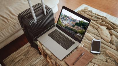 Bildmontage: Siphosethu/peopleimages.com | JuHer - stock.adobe.com
Urlaub und Arbeit am gleichen Ort: Workation kann's möglich machen.