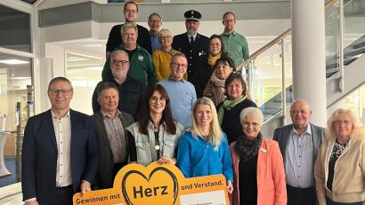 Bild: Angelika Eichhorn
Spendenübergabe der Raiffeisenbank Oberpfalz NordWest in Erbendorf: 14 Vereine erhalten eine Spende durch Geschäftsstellenleiter Hans Dumler (links) und Kundenberaterin Rita Kunz (Dritte von rechts) überreicht.