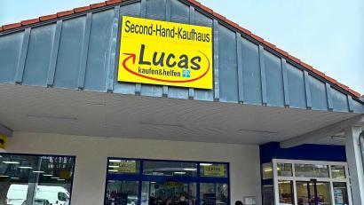 Bild: Matthias Bäumler
Das Second-Hand-Kaufhaus Lucas in Marktredwitz ist vor allem für Menschen mit wenig Geld eine wichtige Anlaufstelle. Leider kommt es hier immer wieder zu Müllablagerungen.