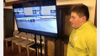 Bild: wro
Das Fahrgestell mit Wechselpritsche wurde vom Gastredner Andreas Meister in der Sitzung des Falkenberger Gemeinderates vorgestellt.