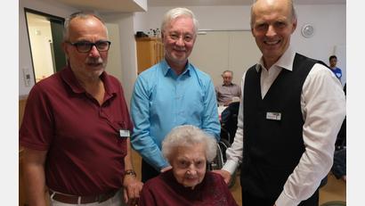 Bild: Fred Lehner
Gratulation zum 95. Geburtstag von Ilse Galland (Mitte). Im Bild von links: : Pflegedienstleiter Rainer Bauer, Pfarrer Wilfried Römischer und Heimleiter Carsten Fischer.