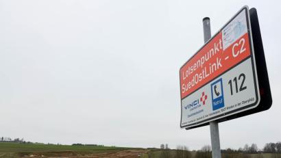 Bild: Gabi Schönberger
Noch arbeitet die Baufirma Vinci am Abschnitt C2 des Süd-Ost-Links, hier bei Auerberg in der Gemeinde Püchersreuth. Allerdings droht Auftraggeber Tennet nun mit Rauswurf.