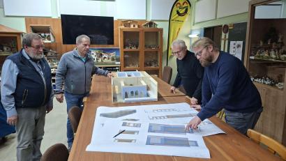 Bild: prh
Das Modell für die Kulisse der nächsten Plößberger Krippenausstellung stammt noch vom verstorbenen Hauptorganisator Hubert Haubner. Die Pläne dazu hat OWV-Vorsitzender Jörn Schedl (rechts) erstellt. Gemeinsam mit Manfred Kopp, Harald Gerl und Robert Sladky (von rechts) führt er die Planungen Haubners fort.