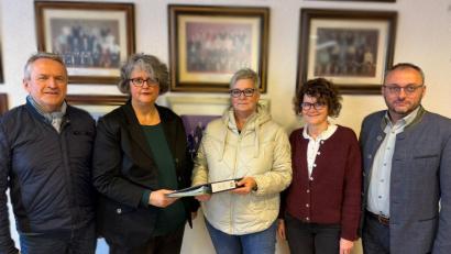 Bild: Markus Bauriedl
Bei der Einreichung der Kandidatenliste der UWG Waidhaus (von links): Zweiter Bürgermeister Josef Schmucker, Wahlleiterin Kerstin Wilka-Dierl, Stellvertretende Wahlbeauftragte Susanne Theiß, Stellvertretende Wahlleiterin Michaela Menzel und Bürgermeister Markus Bauriedl.