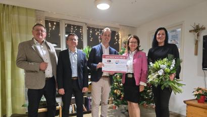 Bild: BRK-Seniorenheim St. Ägidius
Das Bauunternehmen Gebr. Donhauser hat dem BRK-Seniorenheim St. Ägidius in Vilseck 5000 Euro gespendet.