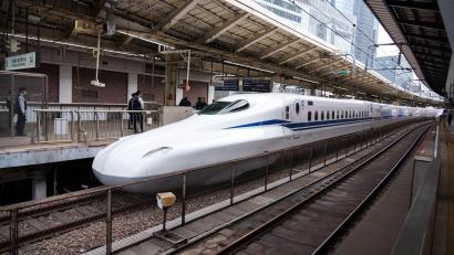 Archivbild: Soeren Stache/dpa
Japans Hochgeschwindigkeitszug Shinkansen ist berühmt für seine Pünktlichkeit.