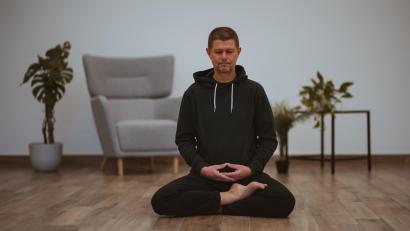 Bild: Sara Neidhardt
"Die Gedanken ziehen wie Wolken heran, sie ziehen wieder weg": Josef Most aus Weiden meditiert jeden Morgen.