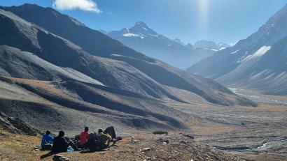 Bild: Toni Müller
Bei Dunkelheit und Kälte loszumarschieren kostet Überwindung. Doch wenn die Morgensonne über den Gipfeln aufgeht, entstehen famose Bilder. Die Sonne wärmt schnell und gibt Kraft. Hier macht die Gruppe auf einem Plateau Pause und schaut auf die zurückgelegte Strecke.