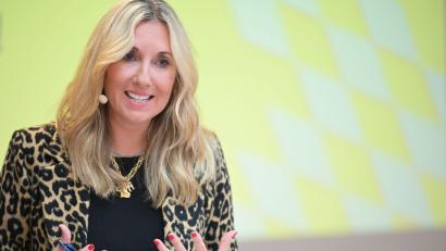 Bild: Malin Wunderlich/dpa
Kultusministerin Anna Stolz (Freie Wähler) sieht im Spielen von Hymnen einen „Gänsehautmoment“. (Archivbild)