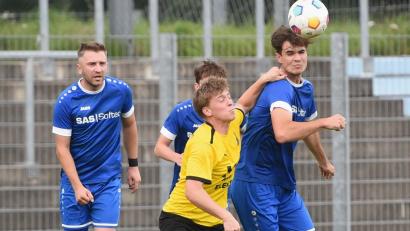 Bild: Gerhard Büttner
Die SpVgg SV Weiden II (rechts Paul Richthammer) brachte dem Bezirksliga-Tabellenführer FC Amberg die bislang einzige Saisonniederlage bei. Den 2:0-Heimsieg würden die Schwarz-Blauen gerne auch in der Rückrunde wiederholen. Bereits im März kommt es zum Aufeinandertreffen in Amberg.