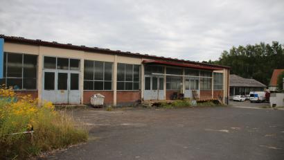 Bild: sne
Das Betriebsgelände samt Gebäude der ehemaligen Wäscherei Nicklas in Grafenwöhr soll einen neuen Eigentümer haben.