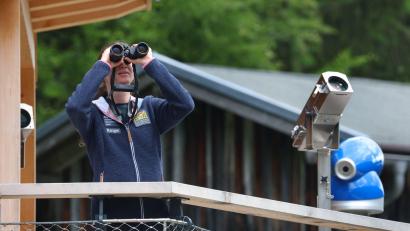 Bild: Karl-Josef Hildenbrand/dpa
Rangerin Daniela Tritscher war bislang für das Naturschutzzentrum Alpinium in den Allgäuer Bergen unterwegs. Nun wird das Modellprojekt beendet. (Archivbild)