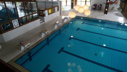 Archivbild: kaz
Auch Schwimmhalle und Umkleide im Hallenbad Tirschenreuth zeigen dem Alter entsprechende Verbrauchsspuren.