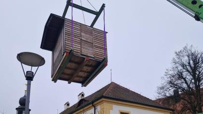 Bild: Franz Göhl
Schwebende Hütten, die nahe an ihren Bürofenstern vorbeizogen, erlebten die Beschäftigten im Amtsgericht Tirschenreuth. Erstmals wurde der Kunsthandwerkliche Weihnachtsmarkt so spektakulär abgebaut, anstatt die Buden in Einzelteile zu zerlegen.