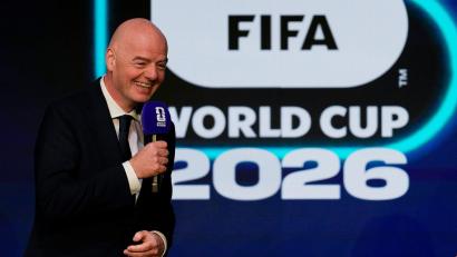 Bild: Chris Carlson/AP/dpa
Die FIFA mit Präsident Gianni Infantino hat einen Rekord-Finanzbeitrag für die WM 2026 genehmigt. (Archivbild)