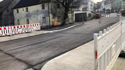 Bild: wro
Die neue Brücke, die in Falkenberg den Netzbach überspannt ist fertig. Somit kann auch der Verkehr in der Schönfichter Straße wieder rollen.