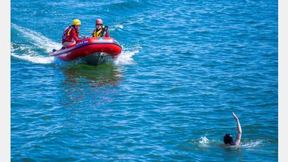 Bild: Jens Büttner/dpa-Zentralbild/ZB
Die DLRG-Lebensretter gehen im laufenden Jahr von weniger Badetoten aus als noch 2024. (Archivbild)