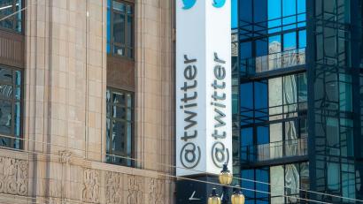 Bild: Andrej Sokolow/dpa
Elon Musk ließ bei X alle Spuren des vorherigen Namens Twitter entfernen. (Archivbild)