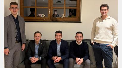 Bild: Christian Bäumler
Insgesamt sechs junge, motivierte Kandidaten wurden bei der Aufstellungsversammlung der JU Tännesberg nominiert (von links): Louis Wiesent, Nicholas Hammer, Christian Bäumler, Jonas Dobmeier und Julian Ebnet. Michael Eichhorn war verhindert.